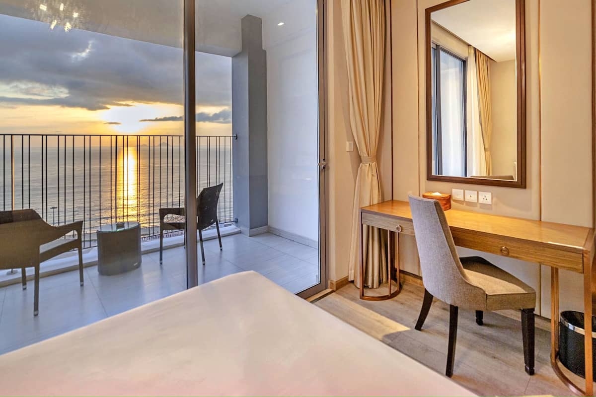 Deluxe Room, 1 Queen Bed, City View | Terrace/patio