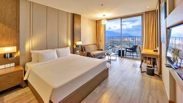 Business Condo, 1 Queen Bed, Balcony, City View | Egyptian cotton sheets, premium bedding, memory foam beds, minibar