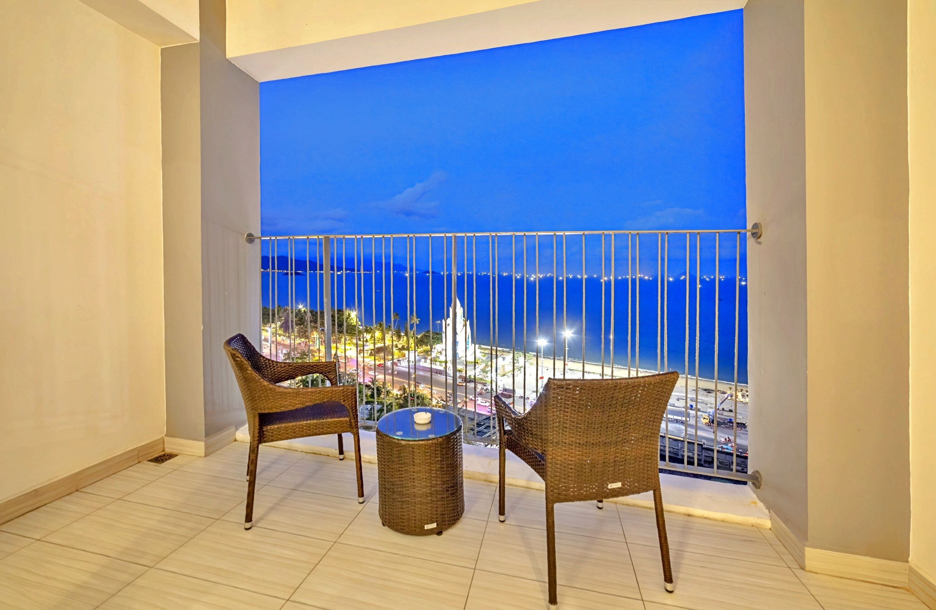 Deluxe Room, 1 Queen Bed, City View | Terrace/patio