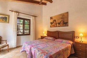 4 bedrooms, iron/ironing board, WiFi