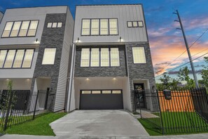 Exterior - Downtown Retreat with Golf, Arcade & Rooftop View with AC, WiFi (Houston)