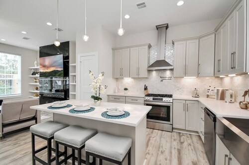 Downtown Retreat with Golf, Arcade & Rooftop View with AC, WiFi