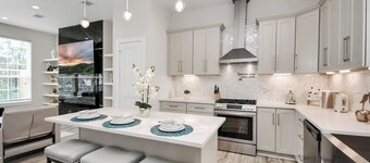 Downtown Retreat with Golf, Arcade & Rooftop View with AC, WiFi