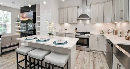 Downtown Retreat with Golf, Arcade & Rooftop View with AC, WiFi