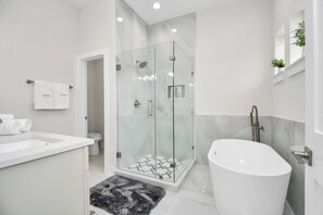 Shower, hair dryer, towels, soap - Downtown Retreat with Golf, Arcade & Rooftop View with AC, WiFi (Houston)