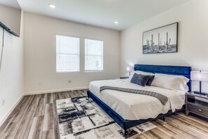 4 soverom, skrivebord, strykejern/-brett og reiseseng for barn