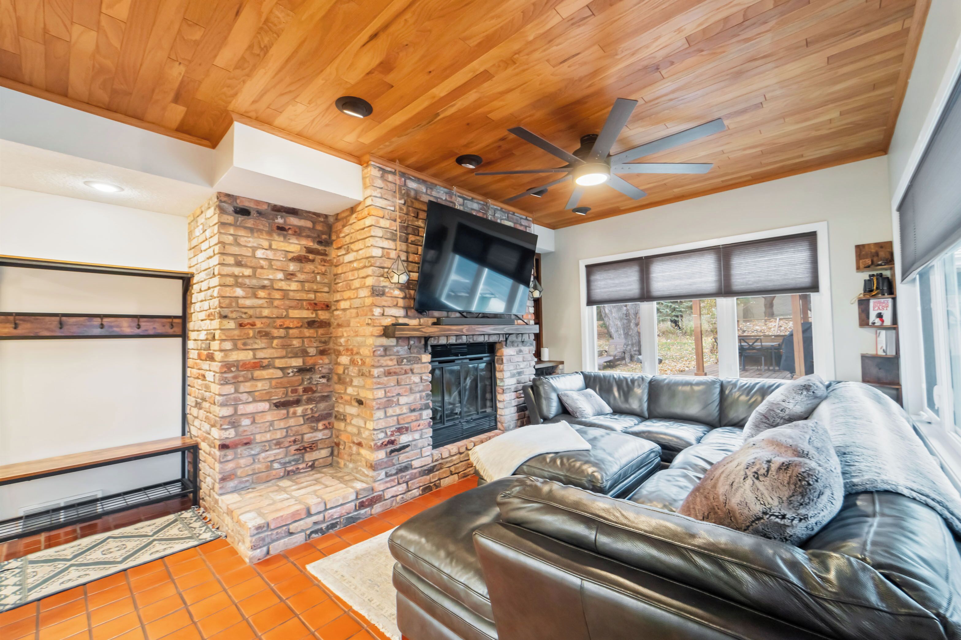 Smart TV, books, offices