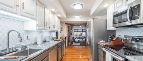 Refrigerador, microondas, horno y parrilla de estufa