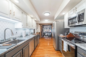 Refrigerador, microondas, horno, placa de cocina