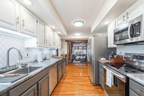 The Love Shack | Spacious Family Getaway • 5BR/3BA • 10 Mins to Downtown