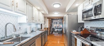 The Love Shack | Spacious Family Getaway • 5BR/3BA • 10 Mins to Downtown