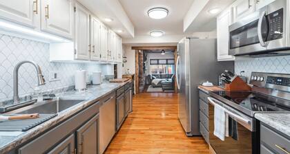 The Love Shack | Spacious Family Getaway • 5BR/3BA • 10 Mins to Downtown