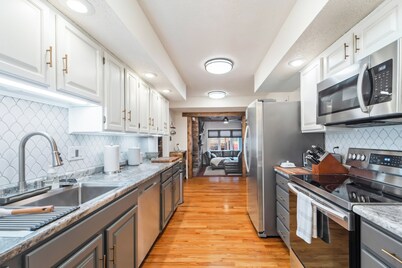 The Love Shack | Spacious Family Getaway • 5BR/3BA • 10 Mins to Downtown