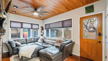 Smart TV, livros, escritórios