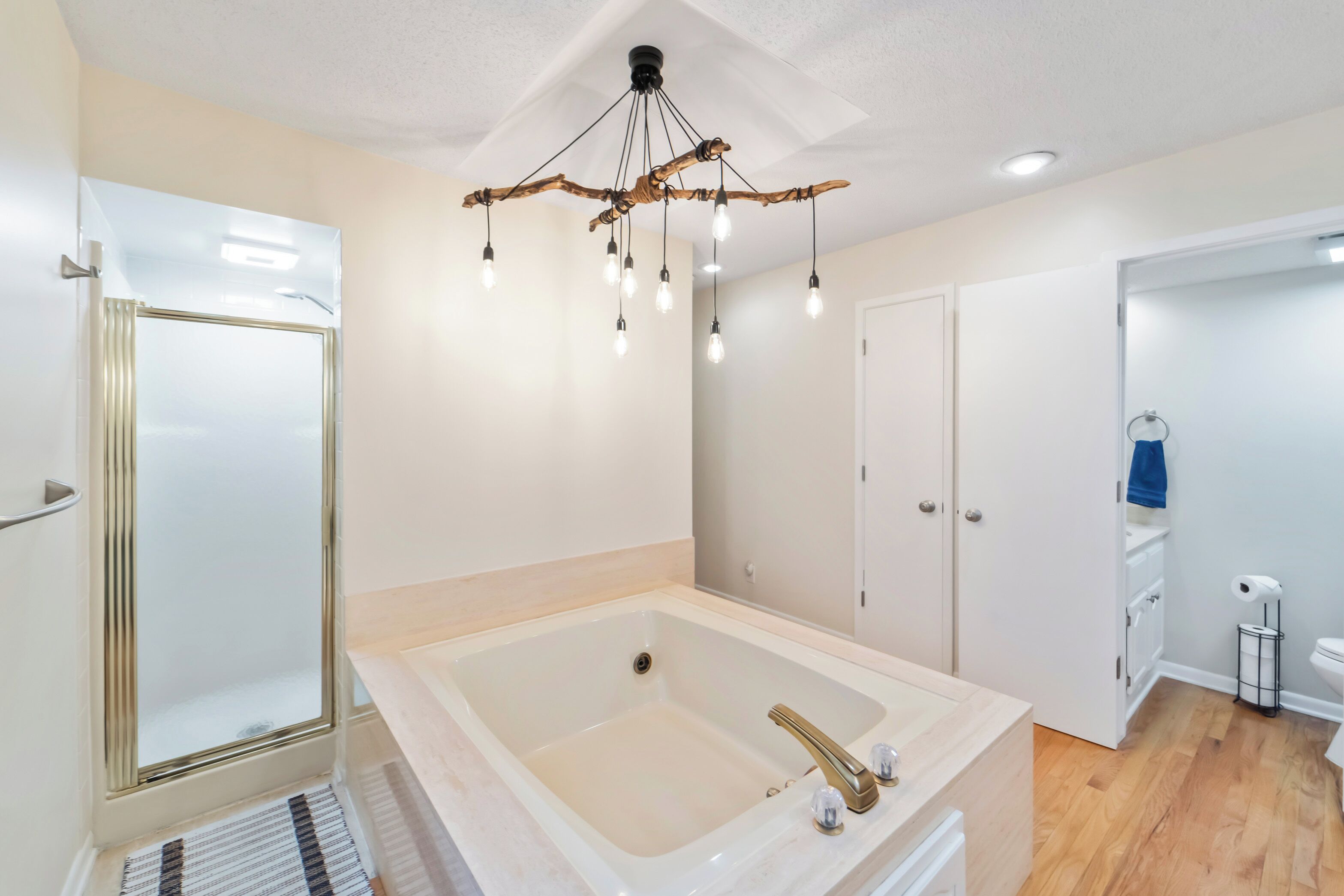 Shower, jetted bath, hair dryer, towels