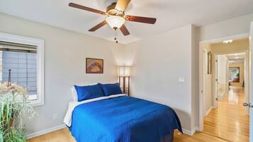 5 soverom, skrivebord, strykejern/-brett og reiseseng for barn