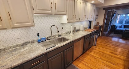 The Love Shack: Spacious Family Getaway, 5 bed/3 bath, 10 Minutes from Downtown