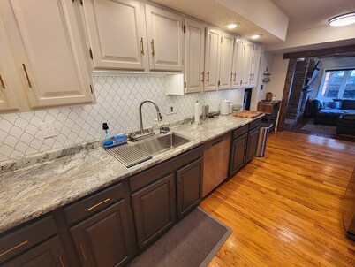 The Love Shack: Spacious Family Getaway, 5 bed/3 bath, 10 Minutes from Downtown