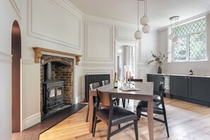 شقة | 3 عدّة غرف نوم وخدمة الإنترنت