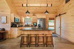 Fridge, microwave, oven, stovetop - BeauJax Cabin Blue Ridge GA (Blue Ridge)