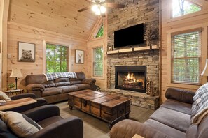Smart TV, fireplace - BeauJax Cabin Blue Ridge GA (Blue Ridge)