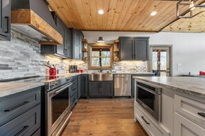 Fridge, microwave, oven, stovetop - Big Top On Blue Ridge- Blue Ridge GA (Blue Ridge)