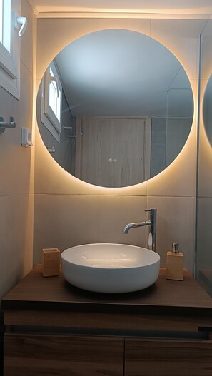 Douche, sèche-cheveux, bidet, serviettes fournies