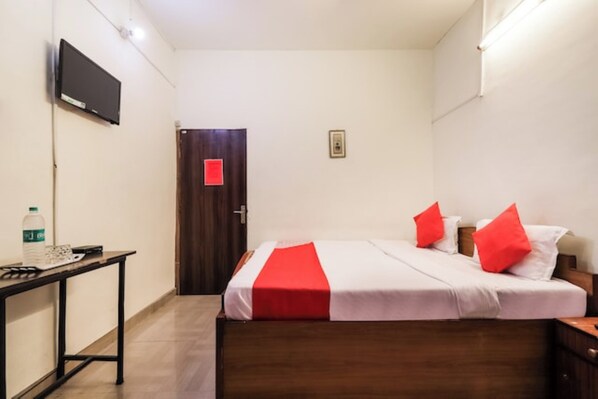 Deluxe Double Room, City View | Soundproofing, free WiFi, bed sheets - Goroomgo Woodstock Homestay (Lucknow)