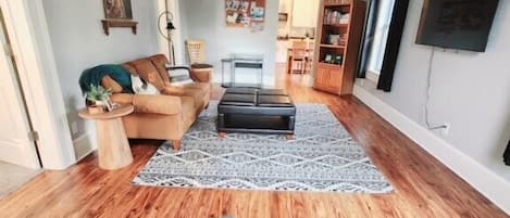 Una televisión, libros