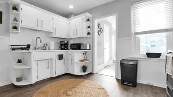 Geladeira, micro-ondas, fogão, torradeira