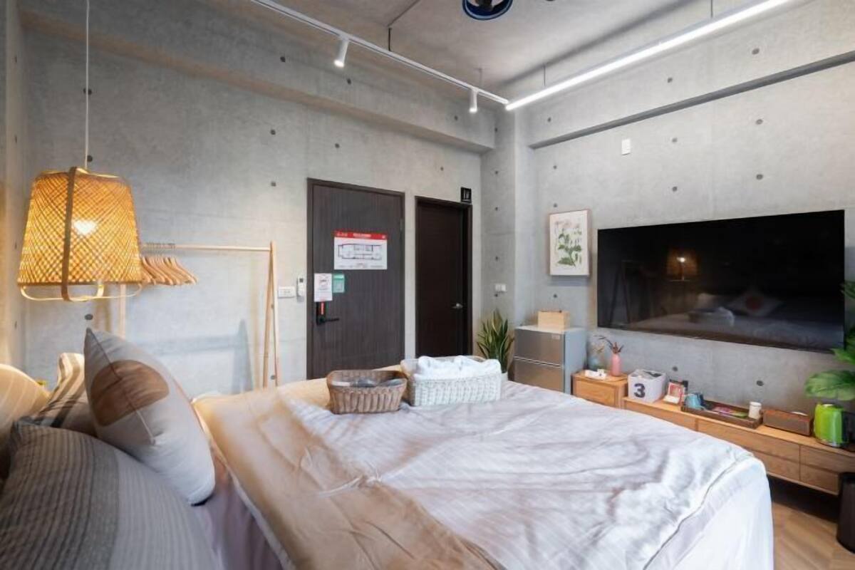 Individueel gedecoreerd, individueel gemeubileerd, een bureau