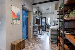 Tủ lạnh nhỏ, lò vi sóng, lò nướng, bếp nấu 