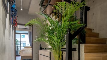 奢華雙人房 | 起居區 | 65-吋 LCD 液晶電視、數位頻道、Netflix、串流服務