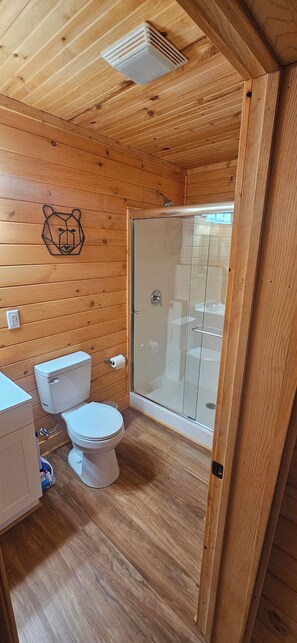 Regadera, toallas, papel de baño