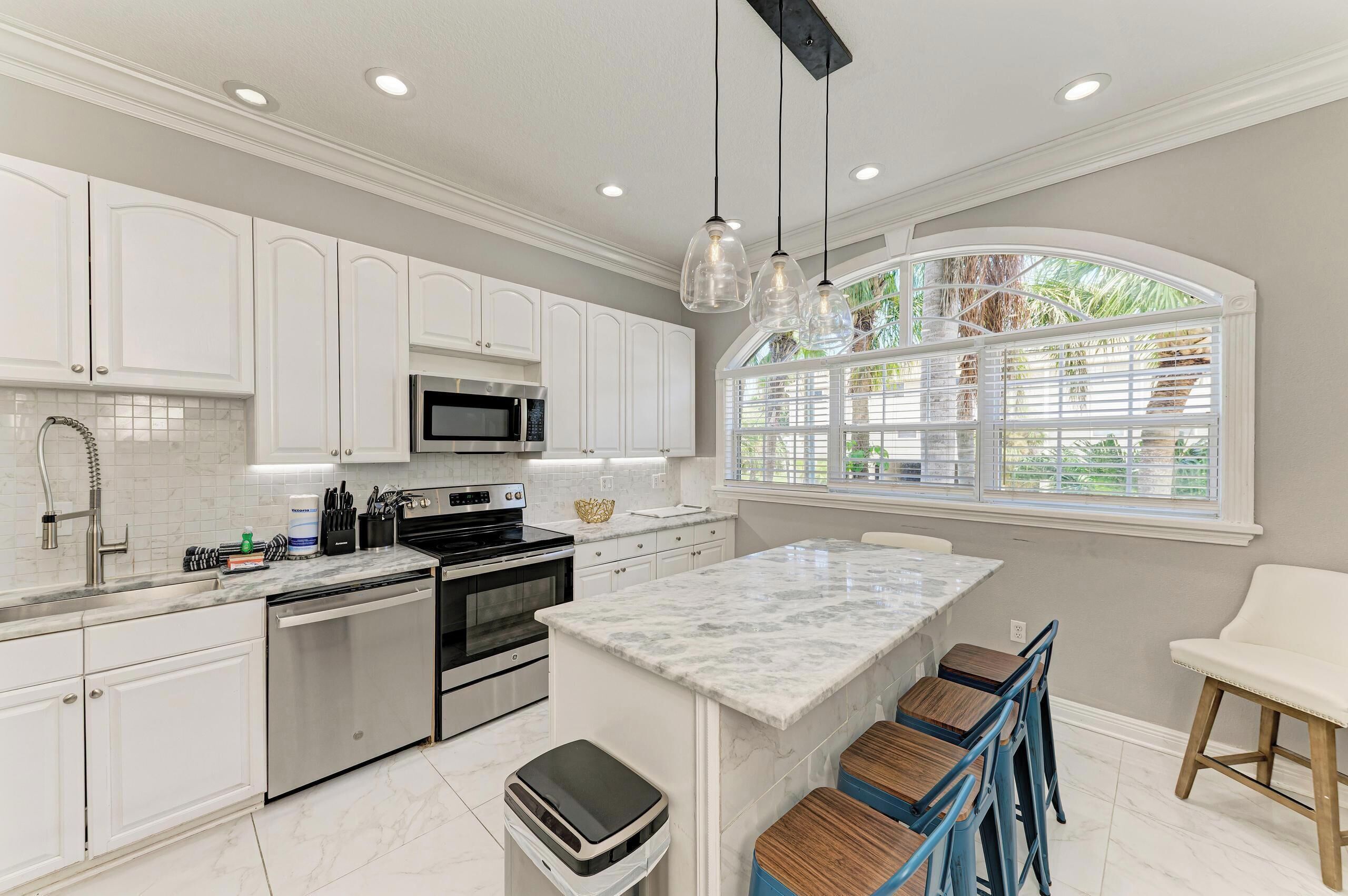 Geladeira, micro-ondas, cooktop, lava-louças