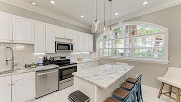 Geladeira, micro-ondas, cooktop, lava-louças