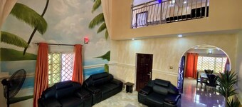 6 Bedroom Serviced Apartments In House in Benin