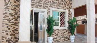6 Bedroom Serviced Apartments In House in Benin