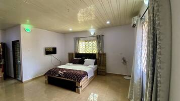 6 bedrooms, iron/ironing board, free WiFi, bed sheets