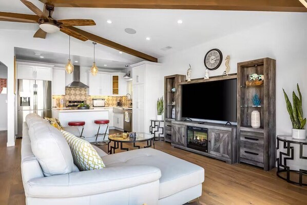 Televisión y chimenea 