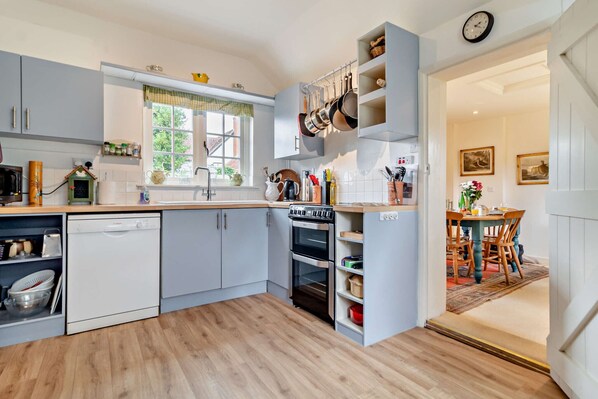 Fridge, oven, dishwasher, cookware/dishes/utensils