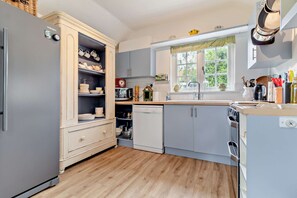 Fridge, oven, dishwasher, cookware/dishes/utensils