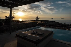 Outdoor pool - Onos Luxury Villas Kythnos Two (Kythnos)