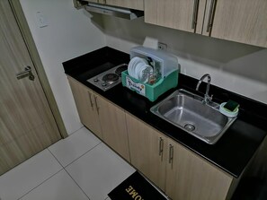 Apartamento | Cocina privada | Frigorífico, microondas, placa de cocina y hervidor eléctrico