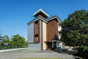 Front of property - THE LOTAZ HOTEL (Kanayannur)