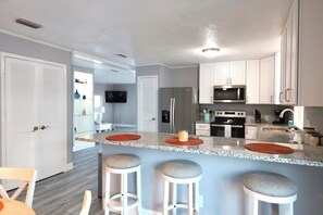 Réfrigérateur, micro-ondes, plaque de cuisson, lave-vaisselle