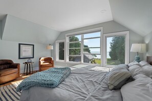 5 bedrooms, iron/ironing board, free WiFi, bed sheets - Waterfront home in Downtown Baileys Harbor- Across from the Brewery! (Baileys Harbor)