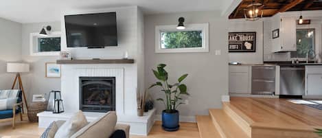 Smart TV, chimenea y oficina