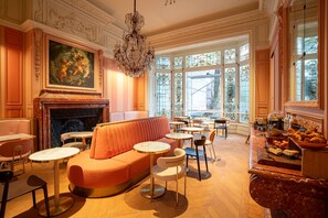 Se ofrece un desayuno a la carta (10 EUR por persona)