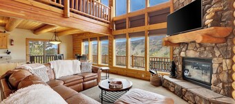 Book this Cozy Privately owned home 3-Level Cabin with Stunning Views of Brian H